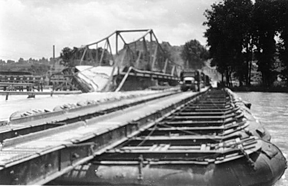 Die Amerikaner legten sofort neben die gesprengte Brücke eine Pontonbrücke, um den für sie so wichtigen Isarübergang und Brückenkopf nutzen zu können. (Stadtarchiv Landau)